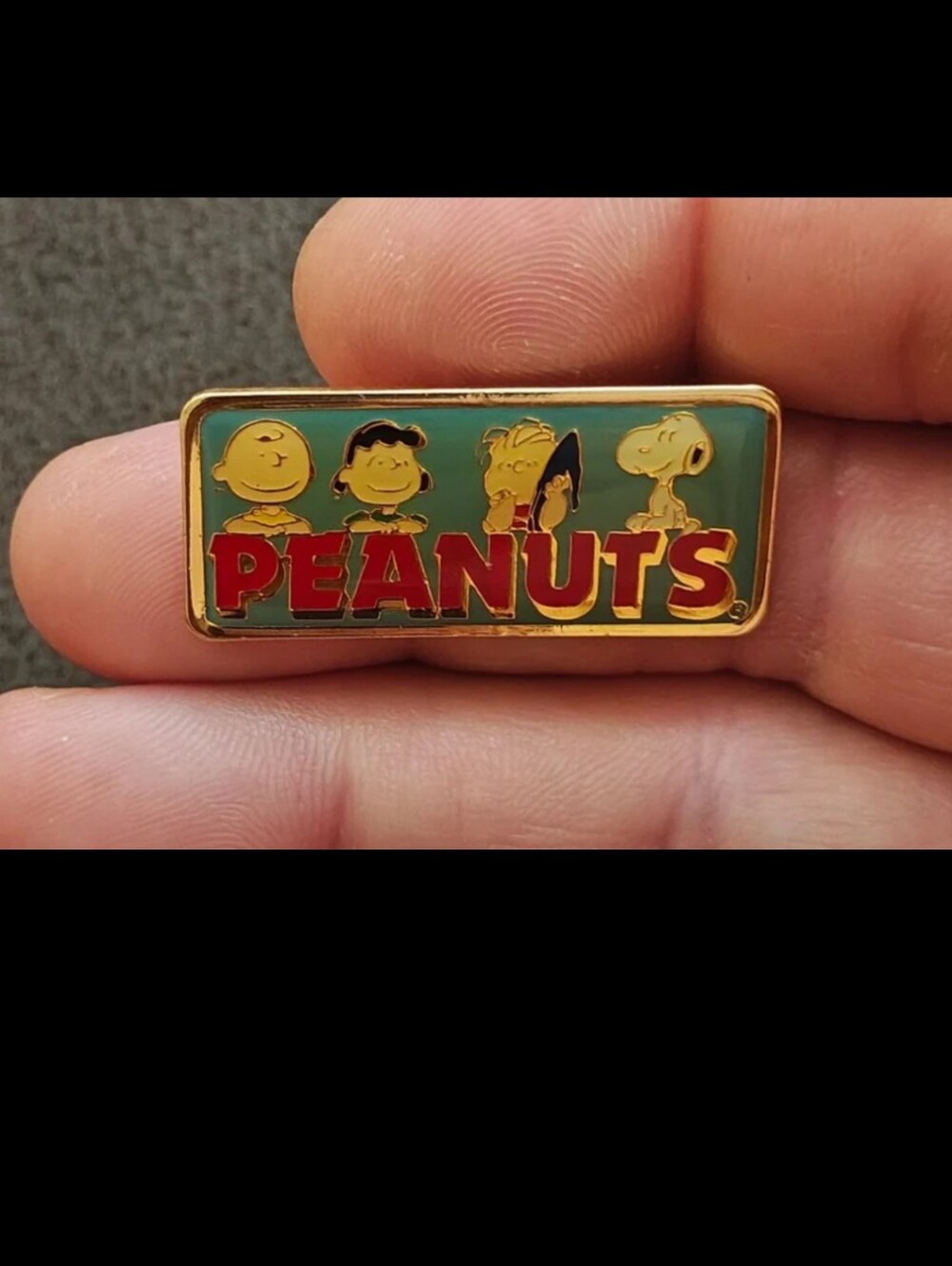 1980s Peanuts Snoopy Charlie Brown Lucy Linus Gold Tone Enamel Pin.